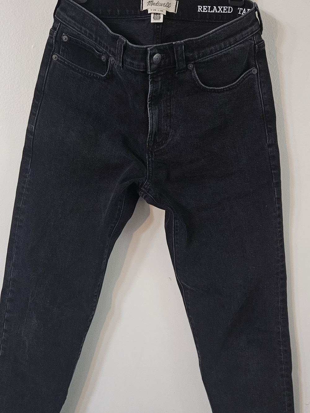 Madewell Women's Relaxed Tapered Jeans in Black. Basic, Fall, Goth, Comfy, Trend